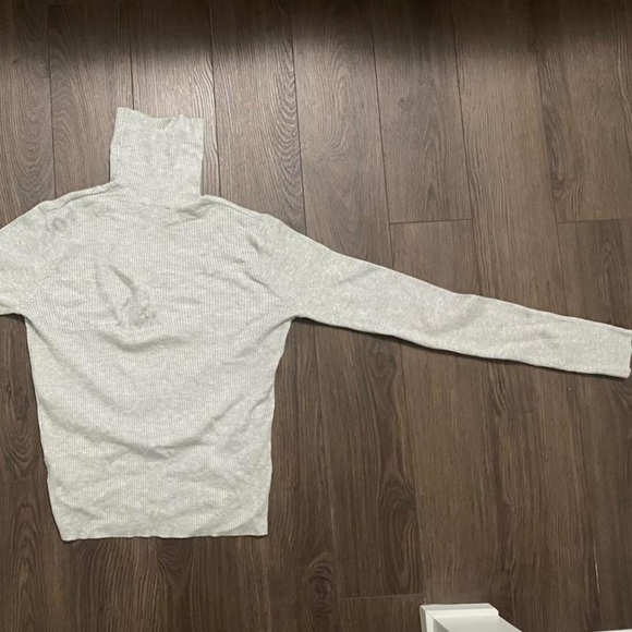 BRANDY MELVILLE - TURTLE NECK - Picture 3 of 3